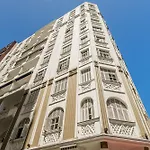 Predio Com Servicos Ao Lado Da Praia De Copacabana