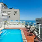 Predio Com Servicos Ao Lado Da Praia De Copacabana