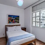 Predio Com Servicos Ao Lado Da Praia De Copacabana